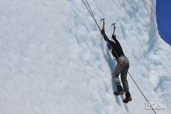 A Ana participa do curso de escalada no gelo no glaciar Viedma, no Parque Nacional Los Glaciares, região de El Chaltén, no sul da Argentina